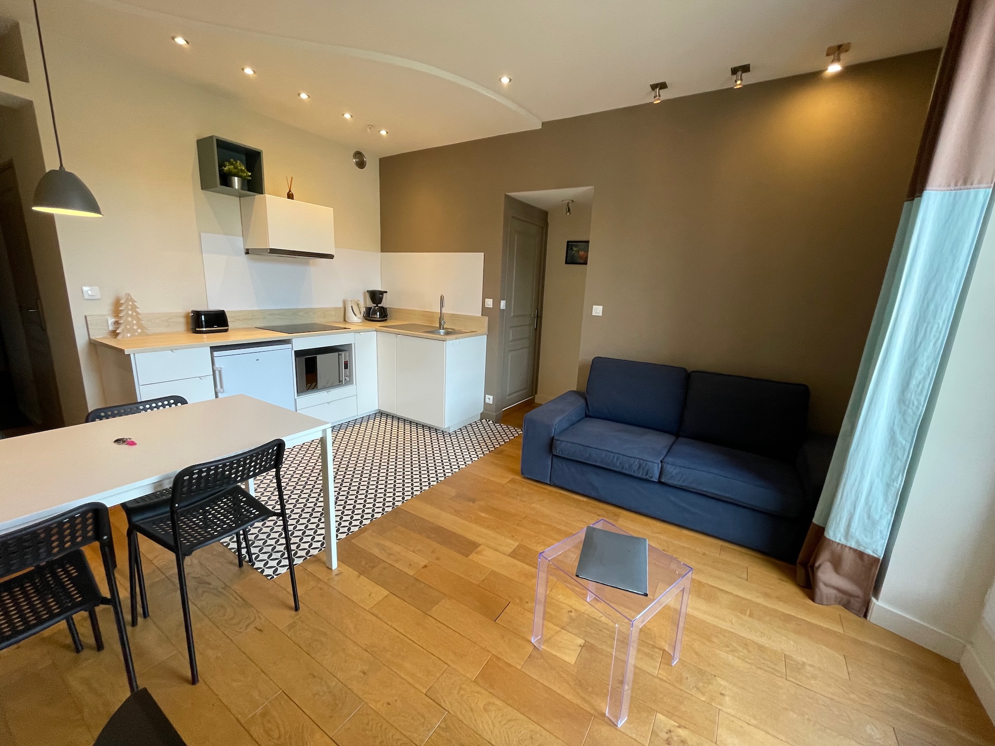 Pièce principale appartement Cocon Séjour Uriage Location, vue cuisine