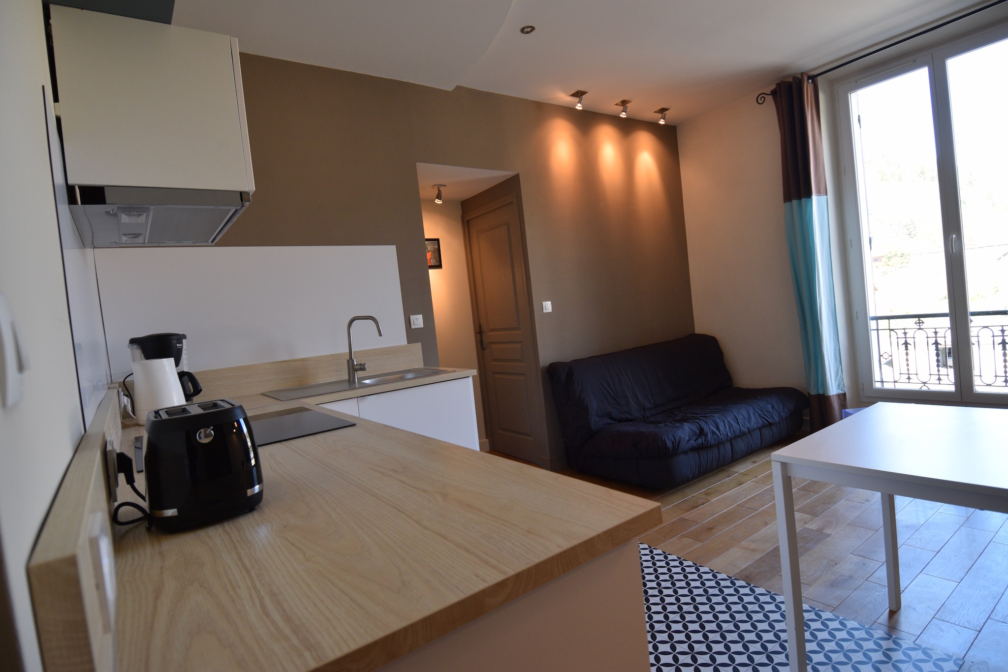 Pièce principale appartement Cocon Séjour Uriage Location, vue salon